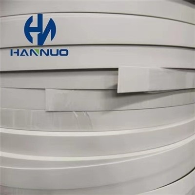 Zrno dreva a čisté farebné PVC lemovanie hrán